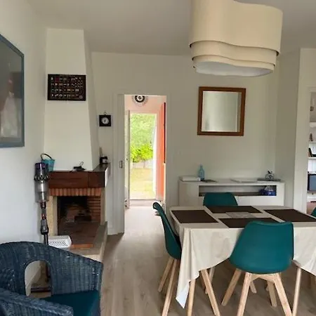 Hébergement de vacances Jolie Maison Avec Jardin, à Quelques Pas De La