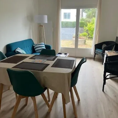 Jolie Maison Avec Jardin, à Quelques Pas De La *