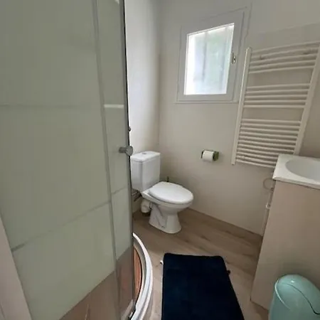 Jolie Maison Avec Jardin, à Quelques Pas De La